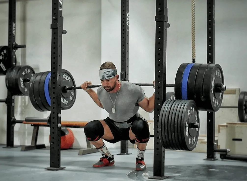 Beitragsbild zum Artikel: Das RICHTIGE Set-up für den SQUAT: SO musst Du Dich auf die Übung vorbereiten!