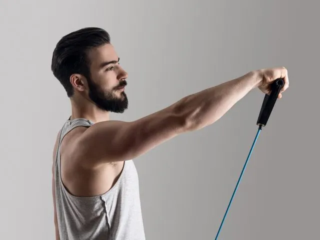 Beitragsbild zum Artikel: Mit diesem KURZEN WARM-UP gehören SCHULTERSCHMERZEN der Vergangenheit an